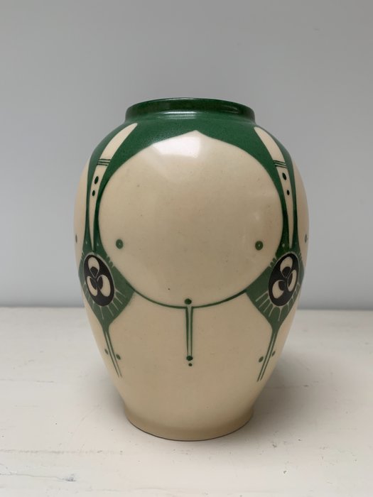 Image 2 of In de stijl van Bert Nienhuis - O. & E.G. Royal Austria - Art deco vase (1)