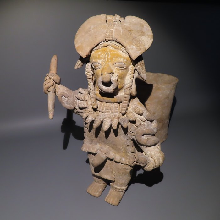 Jama Coaque, Ekwador, Terakota Figurka erotyczna wojownika z naczyniem. 28 cm wys. - z hiszpańską licencją eksportową. 500 p.n.e. -
