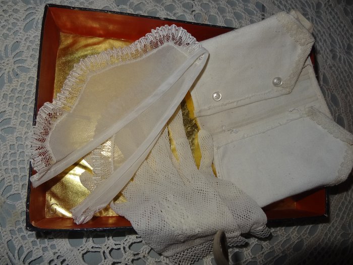 Image 2 of merk onbekend - Corset, gloves and antique collar - 1930-1939 - France