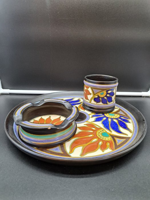 Preview of the first image of Gouda Holland, Plateelbakkerij Zuid-Holland - Tray, Smoker's kit (Ashtray & Tobacco pot) (3).