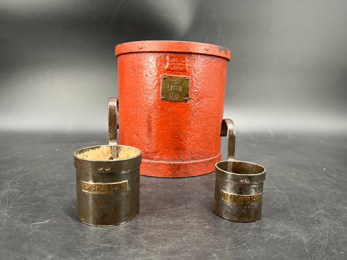 Image 2 of Unique large grain size and two measuring cups with calibration marks and owner's mark (3) - Brass,