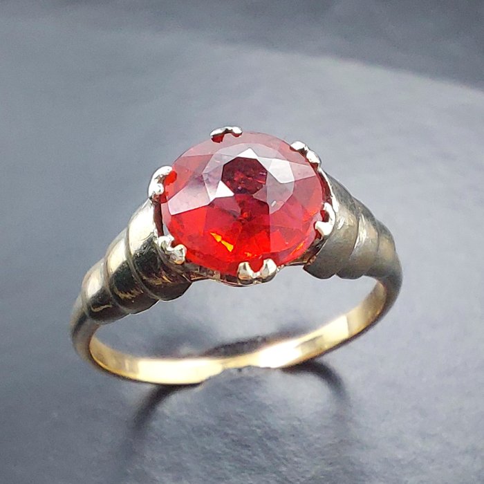 Image 2 of Vintage Solitaire - 9 kt. Yellow gold - Ring - 1.30 ct Garnet