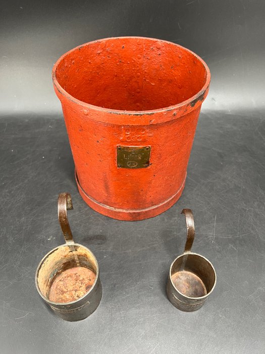 Image 3 of Unique large grain size and two measuring cups with calibration marks and owner's mark (3) - Brass,