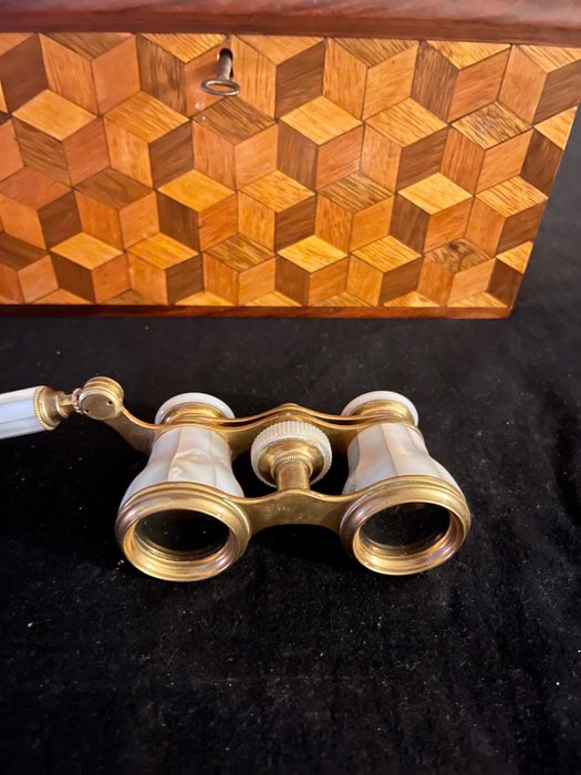 Image 3 of opera glasses (1) - Brass, Glass, Mother of pearl - Early 20th century
