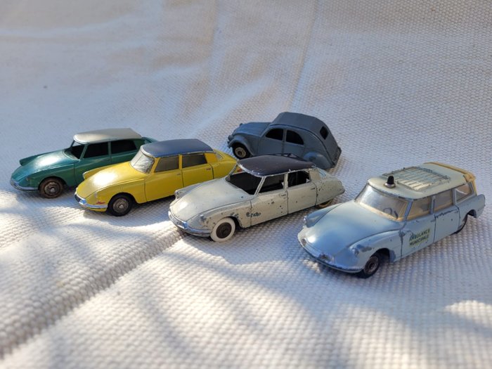 Preview of the first image of Dinky Toys - 1:43 - Citroen DS 19, ID 19, 2CV.