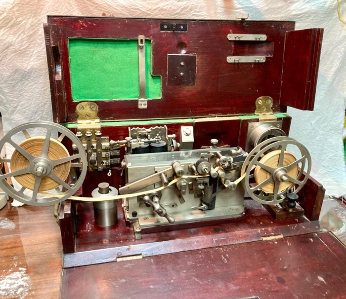 Preview of the first image of Antique Portable Or Field Morse Telegraph (1) - Brass - Late 19th century.
