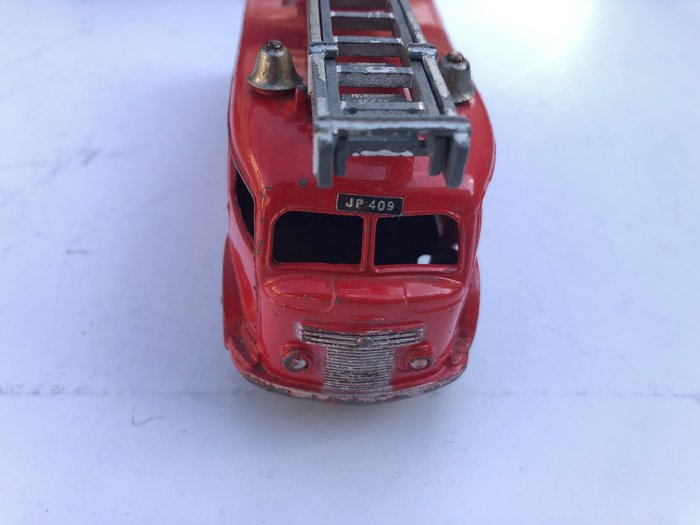Image 2 of Dinky Toys - 1:43 - ref. 555 Véhicule de pompiers avec échelle escamotable dans sa boîte d’origine