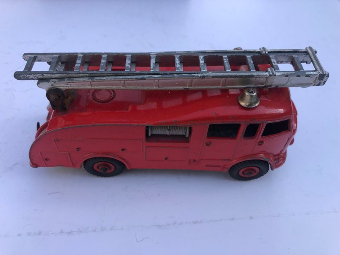 Preview of the first image of Dinky Toys - 1:43 - ref. 555 Véhicule de pompiers avec échelle escamotable dans sa boîte d’origine.