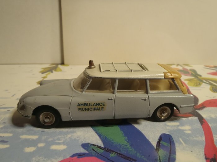 Image 3 of Dinky Toys - 1:43 - ID 19 Citroën Ambulance - Made in France