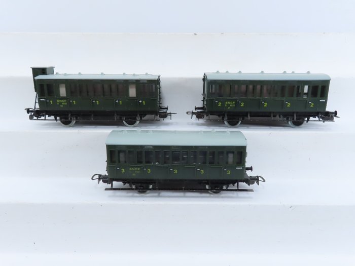 Preview of the first image of Piko H0 - 0726 - Passenger carriage set - 3-part carriage set with 2-axle compartment carriages 1st.