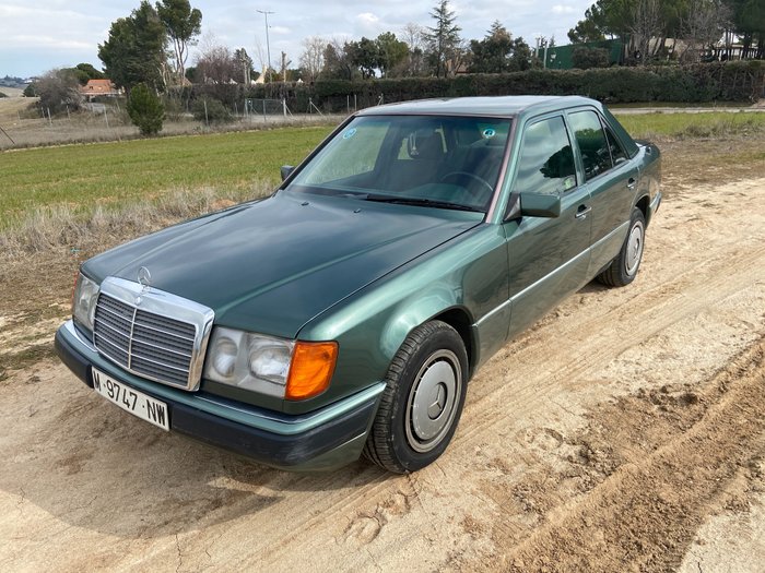 Preview of the first image of Mercedes-Benz - 220E - 1992.