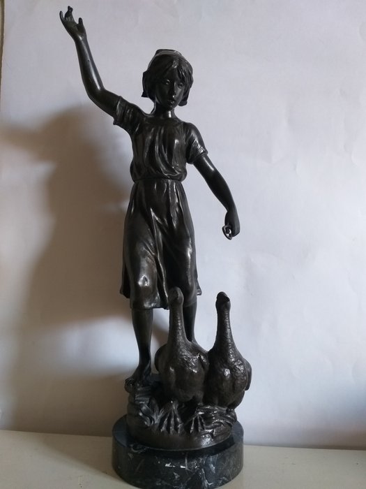 Image 2 of Según Ferville Suan (1847-1925) - Sculpture, Beautiful young woman carrying geese - 48 cm tall (1)