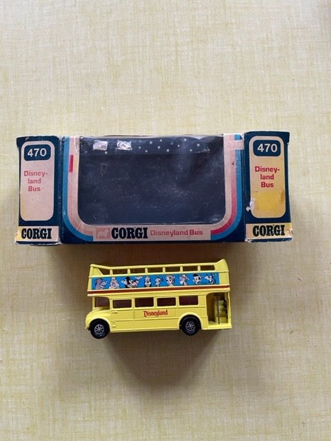 Image 3 of Corgi, Matchbox - 1:43 - n. 470 Disneyland Bus - K-7 Racing cars Transporter