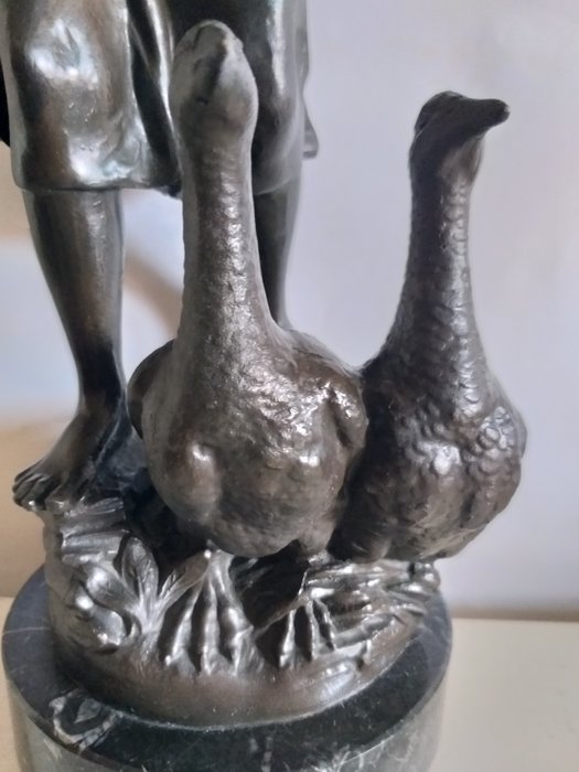Image 3 of Según Ferville Suan (1847-1925) - Sculpture, Beautiful young woman carrying geese - 48 cm tall (1)
