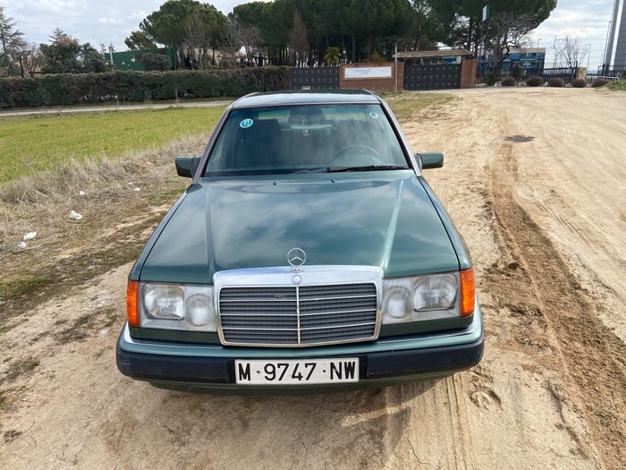 Image 2 of Mercedes-Benz - 220E - 1992