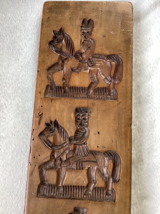 Image 2 of Beautiful double-sided cut gingerbread board - fruit tree wood - 19th century