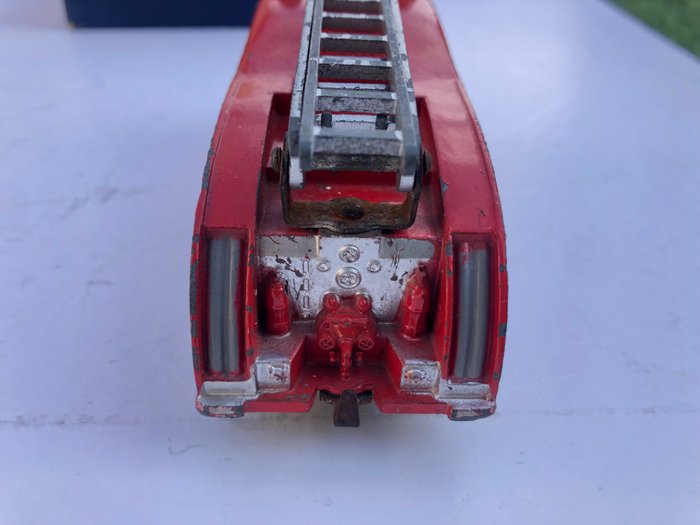 Image 3 of Dinky Toys - 1:43 - ref. 555 Véhicule de pompiers avec échelle escamotable dans sa boîte d’origine