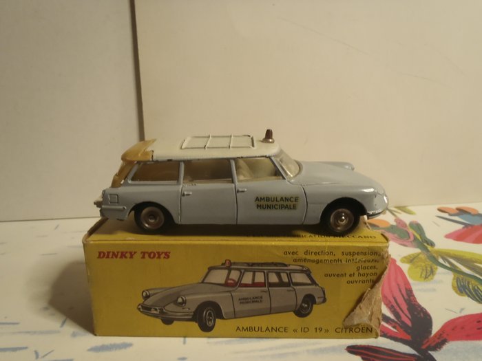 Preview of the first image of Dinky Toys - 1:43 - ID 19 Citroën Ambulance - Made in France.