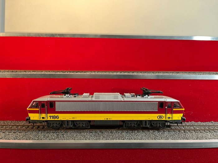 Preview of the first image of Lima H0 - 8021 - Electric locomotive - Bo.Bo. Series 11 ep IV - SNCB.