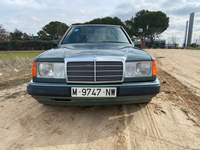 Image 3 of Mercedes-Benz - 220E - 1992