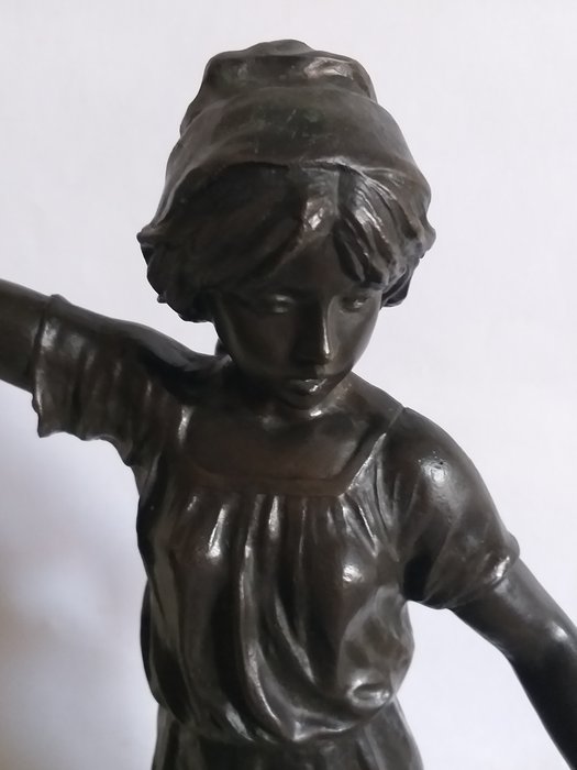 Preview of the first image of Según Ferville Suan (1847-1925) - Sculpture, Beautiful young woman carrying geese - 48 cm tall (1).