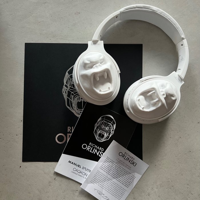 Preview of the first image of Richard Orlinski (1966) - Headphones King Kong - White (incl box and COA).