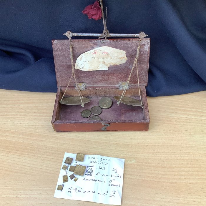 Preview of the first image of Gold balance scales + carat weights - Wood metal brass - Early 19th century and 17th century.