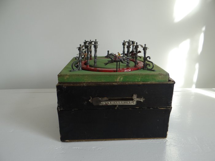 Image 2 of box, game table, racetrack game - Tin, Wood, felt - 19th century