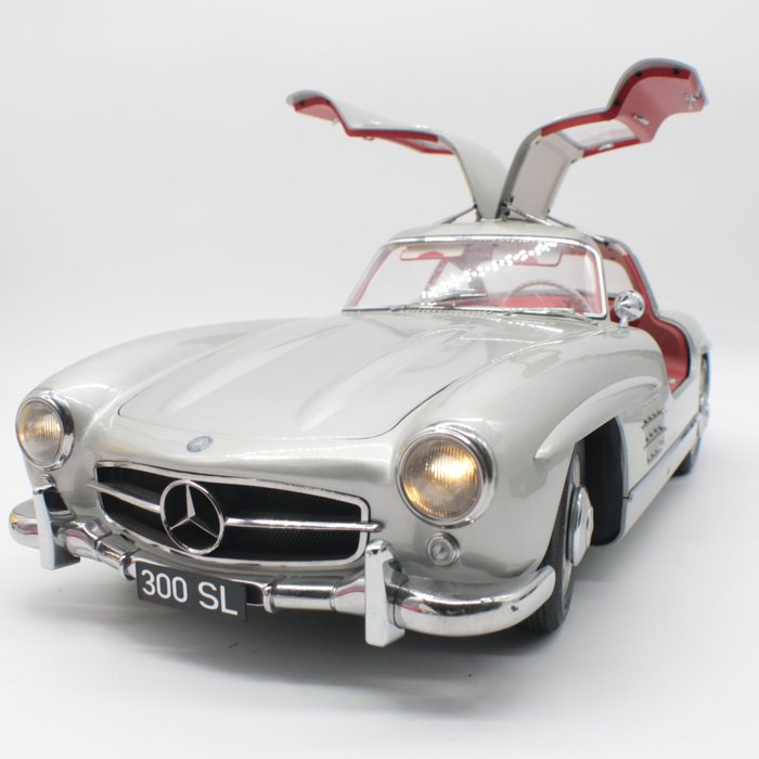 Preview of the first image of Eaglemoss - 1:8 - Mercedes-Benz 300 SL Gullwing silver from 1955 - Complex model made up of over 23.