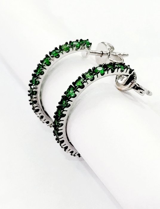 Image 2 of Crieri - 18 kt. White gold - Earrings - 1.30 ct Emerald