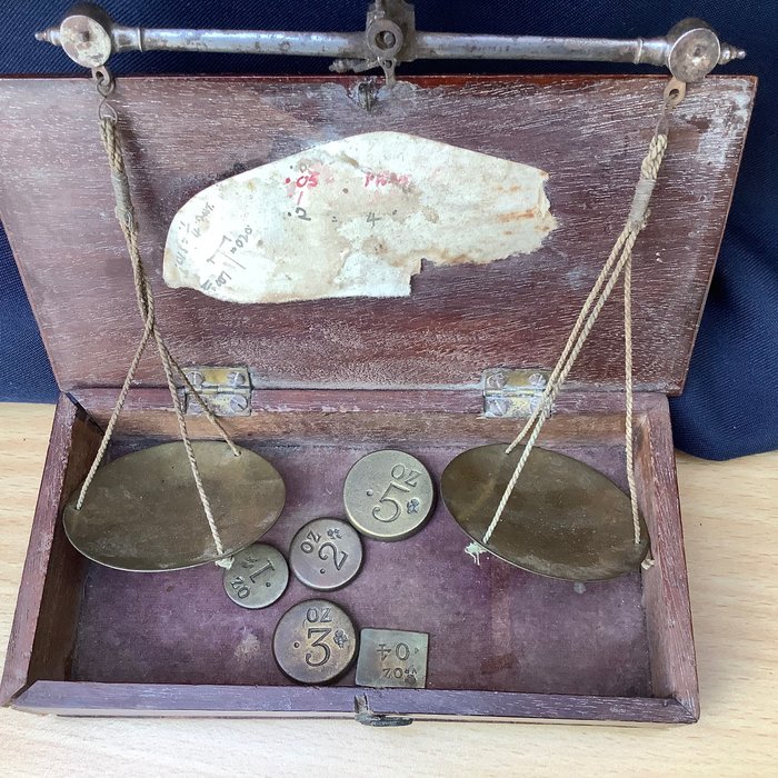 Image 2 of Gold balance scales + carat weights - Wood metal brass - Early 19th century and 17th century