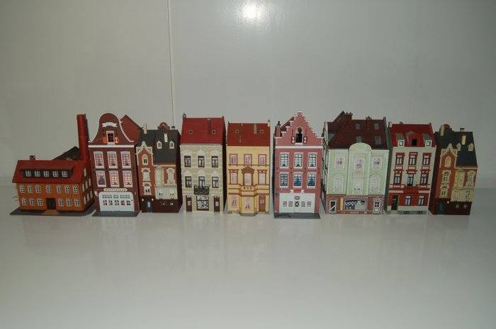 Preview of the first image of Faller, Kibri, Pola H0 - Scenery - Row of 8 old town houses and 1 brewery.