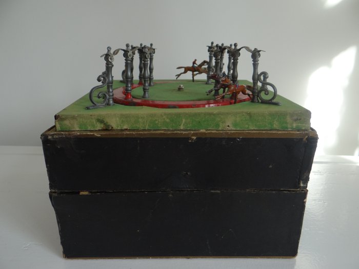 Preview of the first image of box, game table, racetrack game - Tin, Wood, felt - 19th century.