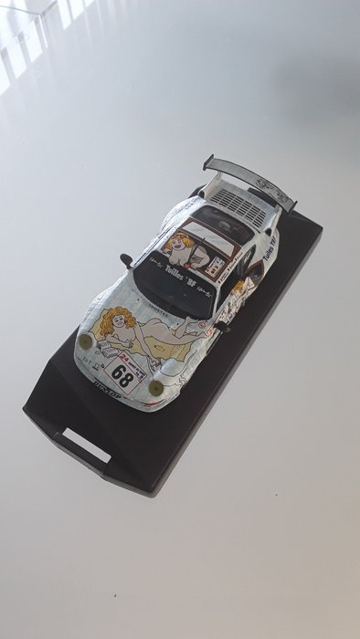 Image 2 of Vitesse - 1:43 - Porsche 911 GT2 le mans 1998 décoré par Wolinski . Production de 2500 pièces numér