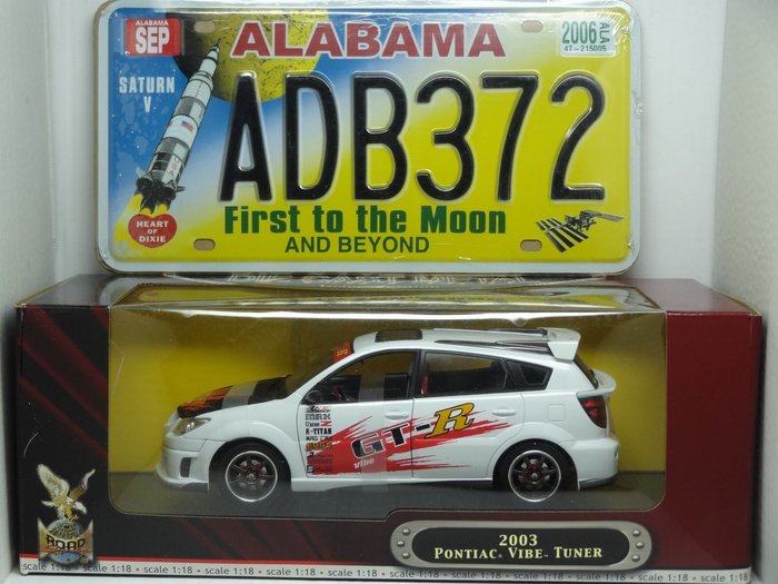 Preview of the first image of Yat Ming - 1:18 - Pontiac Vibe Tuner 2003 - Lot with 2 items : 1 car in 1:18 scale + 1 reproduction.