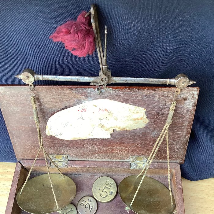Image 3 of Gold balance scales + carat weights - Wood metal brass - Early 19th century and 17th century