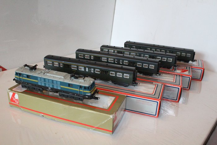 Preview of the first image of Lima H0 - 208027L/ 309108/309303 - Electric locomotive, Passenger carriage - Series 15 with 4 M2 ca.