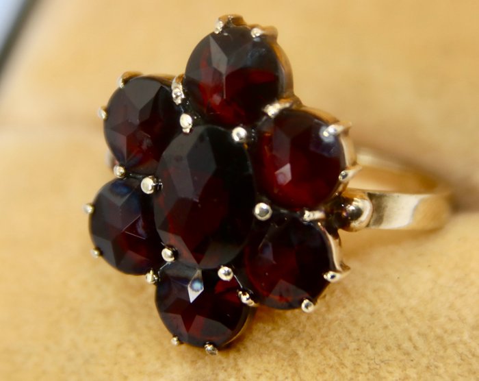 Preview of the first image of Antique Bohemia - 8 kt. Yellow gold - Ring - 8.10 ct Garnet - old rose cut Bohemian Garnets - No re.