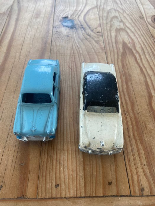 Preview of the first image of Dinky Toys - 1:43 - Ford Zephyr n. 33 - Ford Sedan.