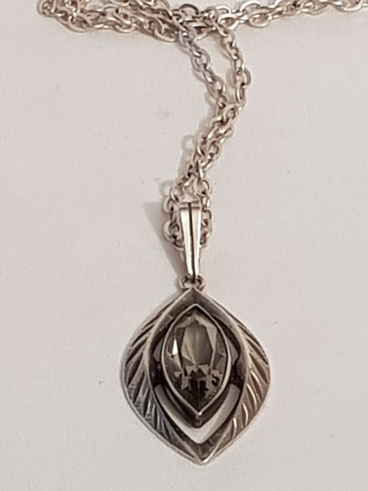 Image 2 of Lang zilveren schakel collier ca 60 cm waaraan een ovaal gevormde zilveren hanger met een geslepen