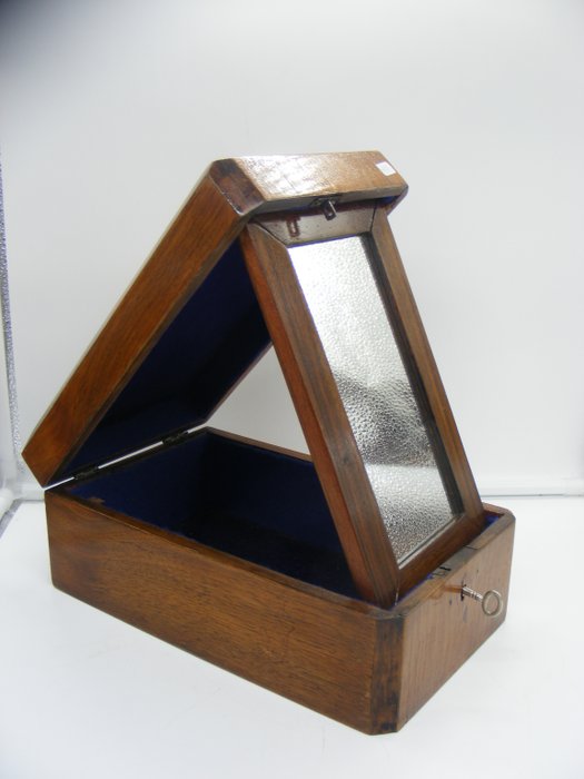 Preview of the first image of Men's Shaving Box, No Rp - Wood - about 1900.