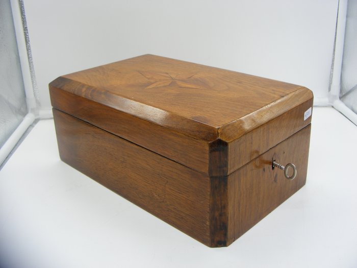 Image 3 of Men's Shaving Box, No Rp - Wood - about 1900