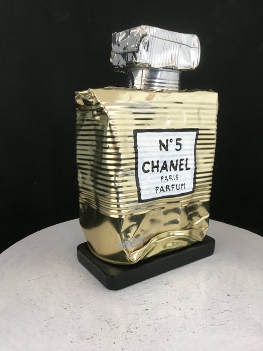 Preview of the first image of Norman Gekko (XX-XXI) - Big Crushed Chanel N.5 Gold.