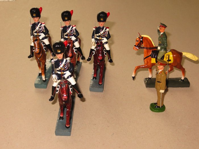 Preview of the first image of Durso - Figure Escorte Royale - 1940-1949 - Belgium.