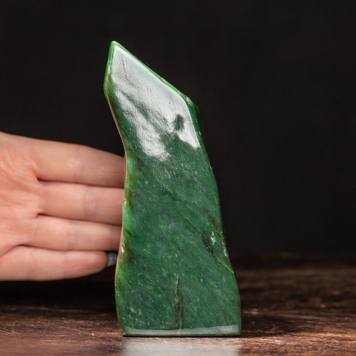 Increíble jade nefrita Forma libre - 133×68×62 mm - 777 g