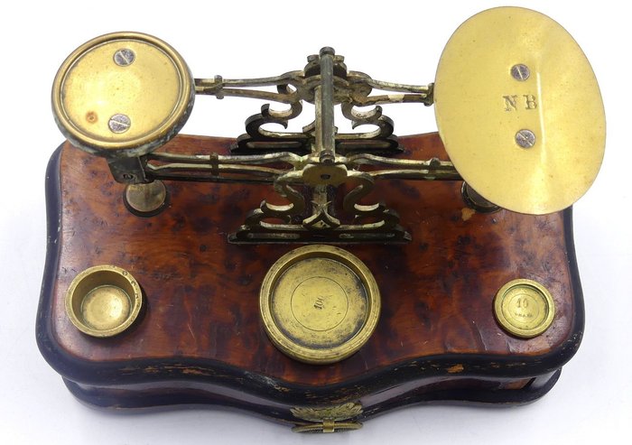 Image 2 of Post/letter scale, Narcisse Briais, with her weights - Brass, Wood - Late 19th century