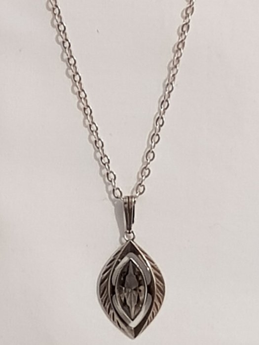 Image 3 of Lang zilveren schakel collier ca 60 cm waaraan een ovaal gevormde zilveren hanger met een geslepen