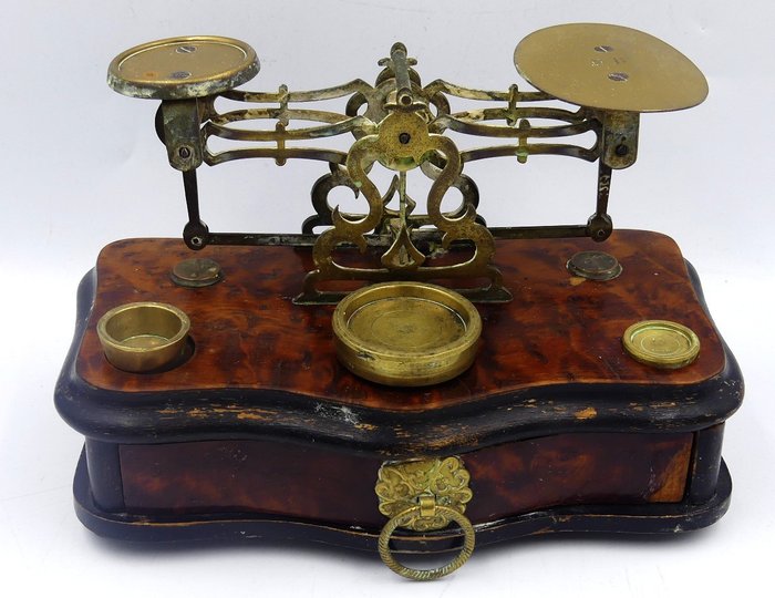 Preview of the first image of Post/letter scale, Narcisse Briais, with her weights - Brass, Wood - Late 19th century.