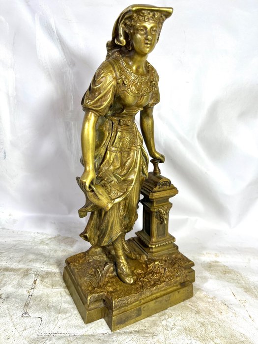 Oscar Ruffony (1874-1946) - Sculpture, Νεαρή γυναίκα με κανάτα (1) - Μπρούντζος (Επίχρυσος) - Early 20th century