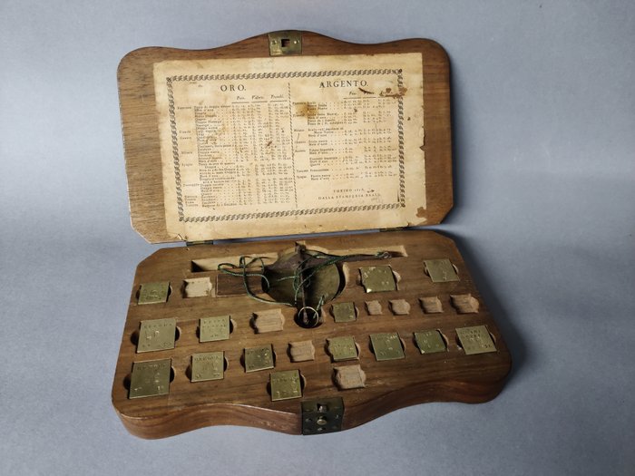 Preview of the first image of Coin balance - Wood, metal - Second half 19th century.